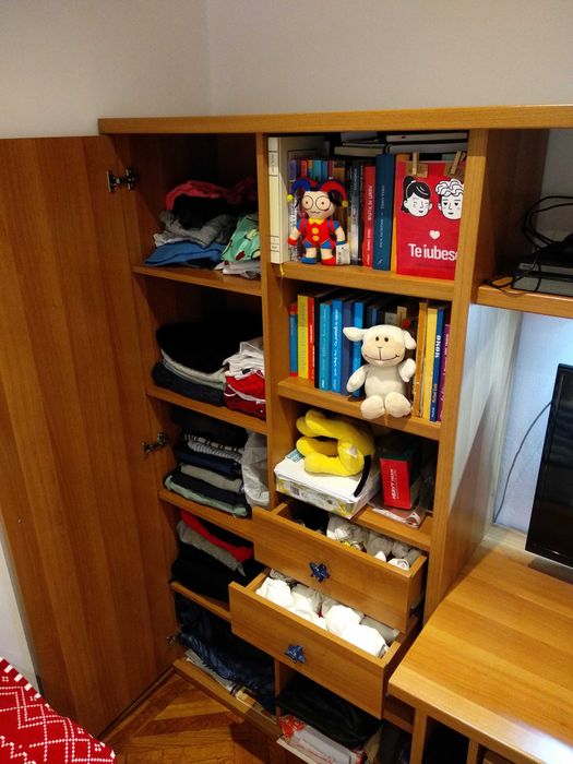 Vând mobilă tineret pt. dormitor cu birou incorporat. Preț 1250 lei.