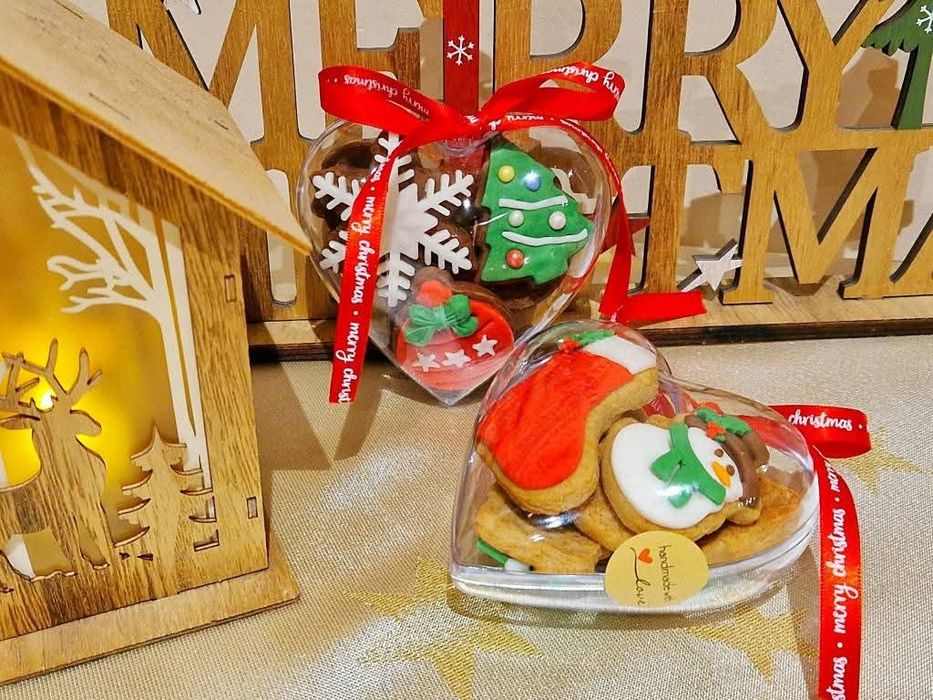 Кутии с ръчнодекорирани сладки за  Коледа