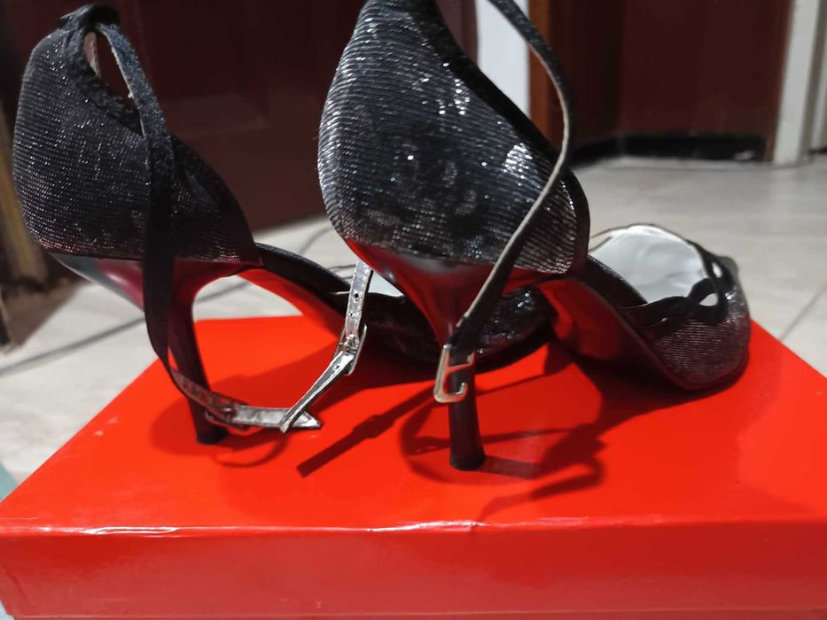 Елегантни обувки  37/38/ ном , черно - сребърно