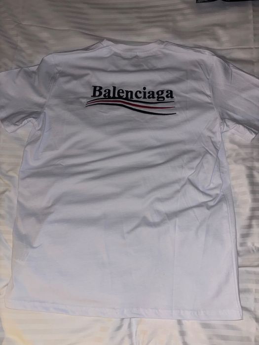 Vând tricouri! Mai multe modele, mărimile sunt limitate. Vând șosete!