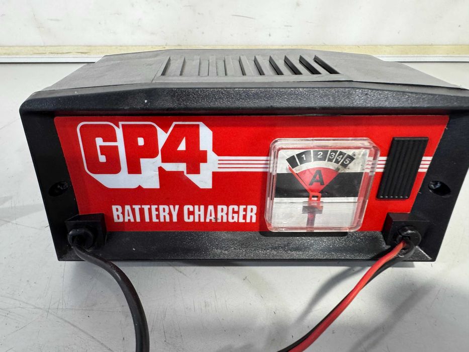 Зарядно за акумулатор - GP4 / 12 V