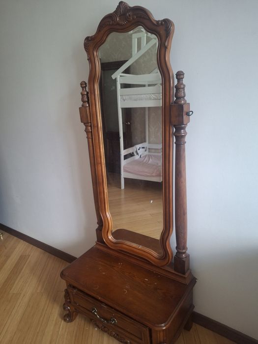 Продаю ткмбочки и кровать 250.000