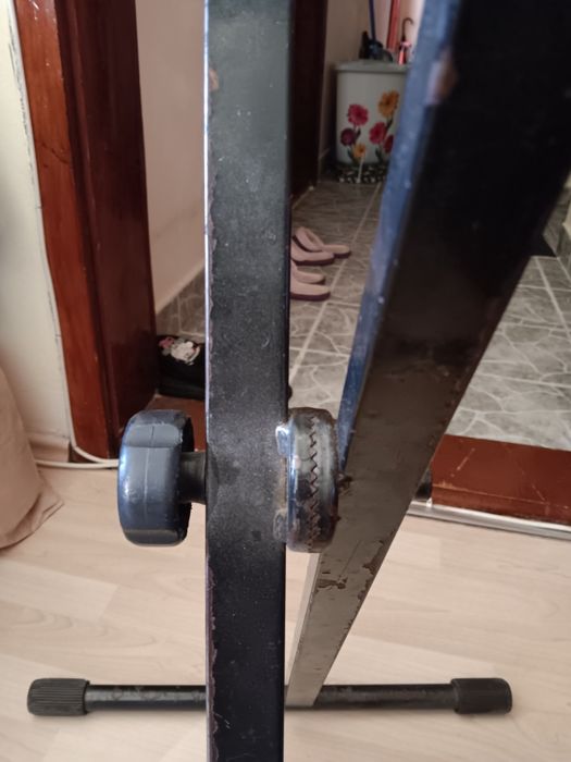 Черна стойка за клавир