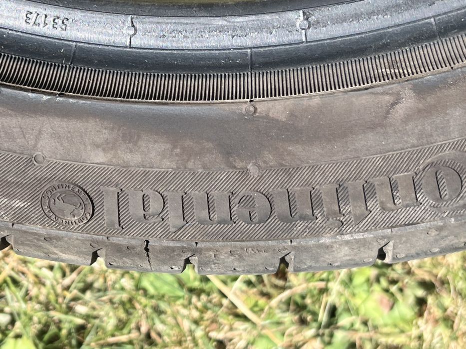 Se ofera spre vanzare 2 caucicuri Continental  R18