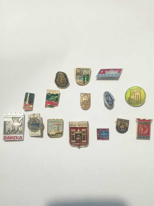 Медали от соца, юбилейни и лотове значки.