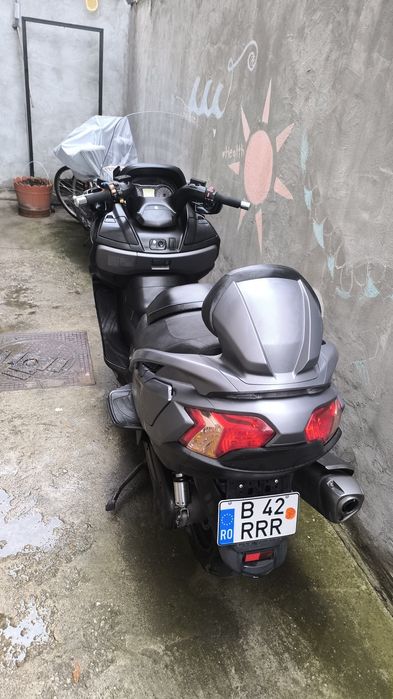 Burgman AN 650 maxiscooter/Vespa 250 gts