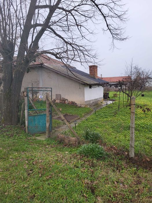 Продава къща с двор