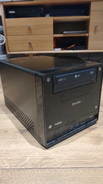 Продавам малка компютърна кутия със захранване и DVD-RW