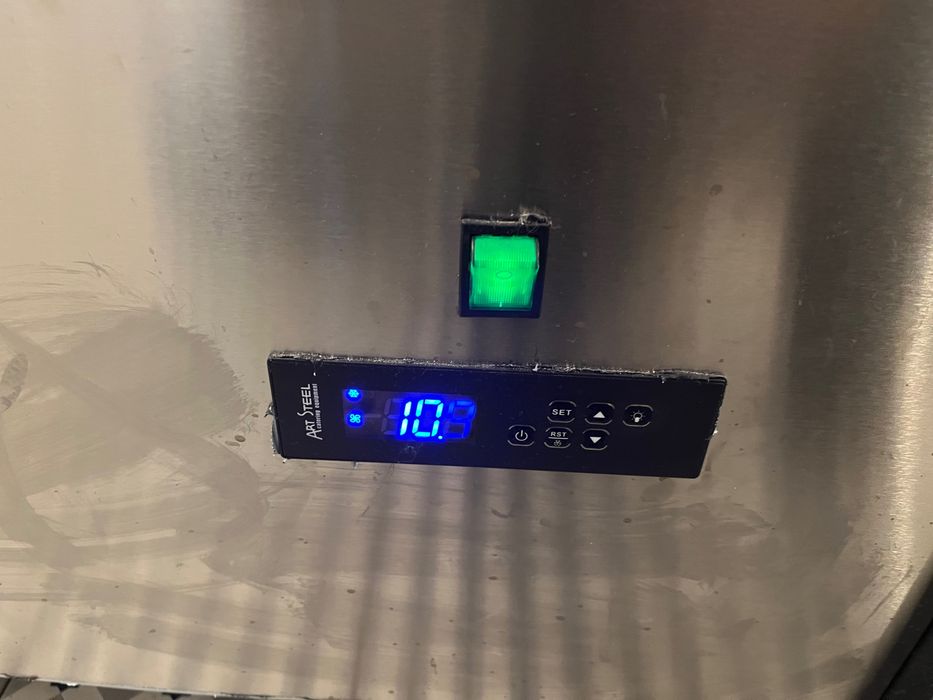 Експозиционна  хладилна витрина