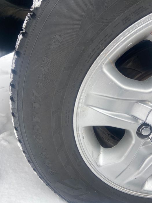 Зимняя шипованная резина 265x65x17 на дисках.