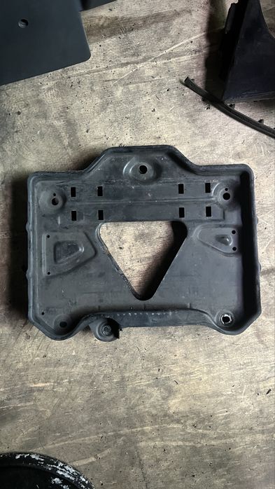 Подставка аккумутятора Мерседес W124