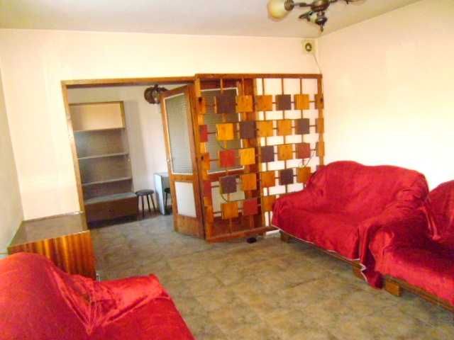 Продавам  ТРИЕТАЖНА  МАСИВНА КЪЩА на 500 м от центъра на гр. Тетевен