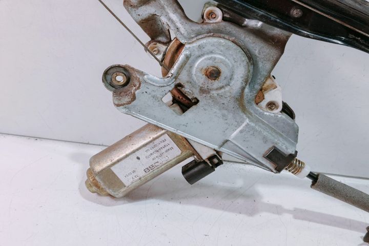 Macara geam  stanga fata XS4123201 Ford Focus prima generatie