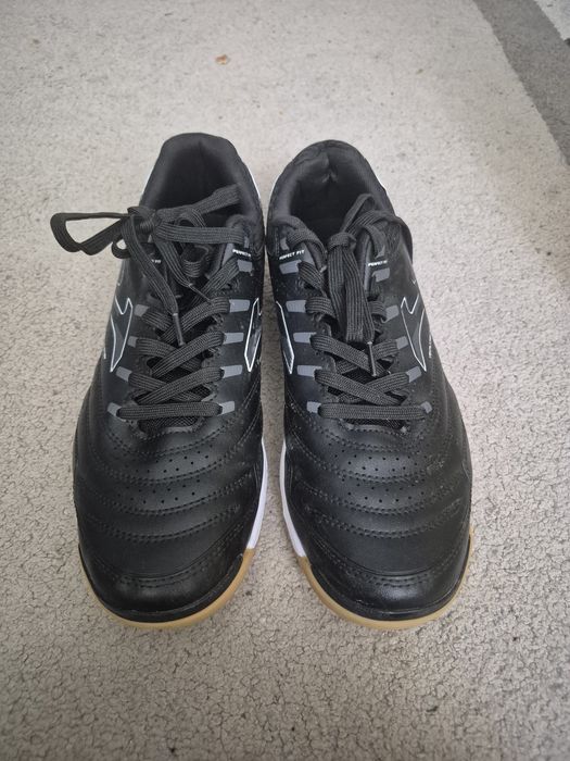 Ghete fotbal sau adidasi de sala