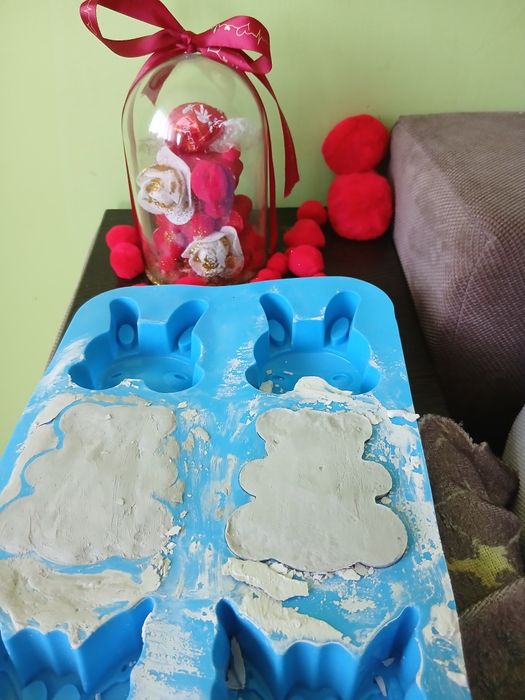 Мече от гипс с сладък бонбон