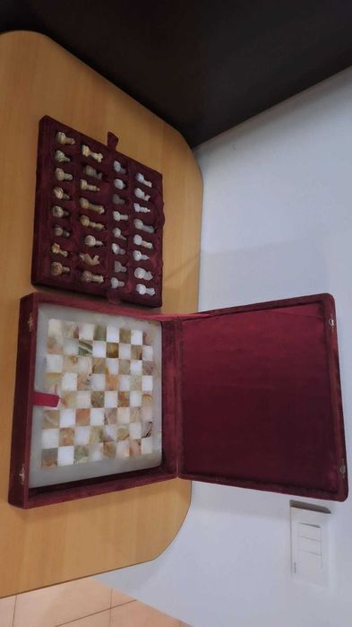 Tabla de sah din marmura FACUTA MANUAL EDITIE LIMITATA ITALIANA cu cutie eleganta (HANDMADE MARBLE CHESSBOARD italian LIMITED EDITION - elegant box)