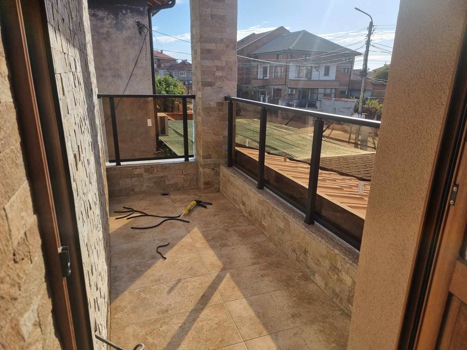 Алуминиеви и стъклени парапети