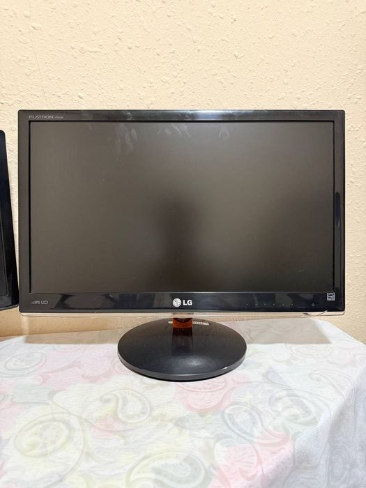 Kompyuter monitor srochna sotiladi