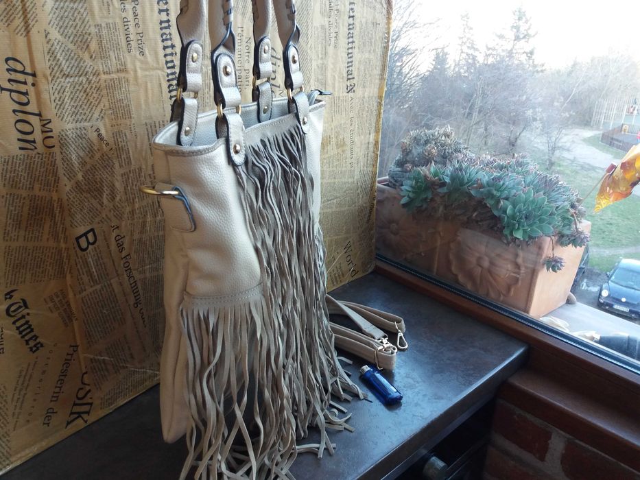 дамска чанта,бежова велурена торба с ресни