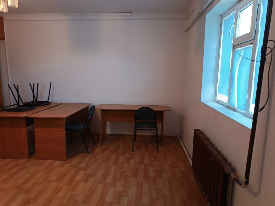 Офисные столы и стулья