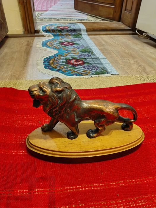 Vând statuete vintage