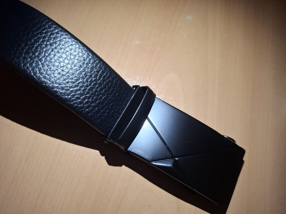 Колан от черна изкуствена кожа с автоматична желязна катарама