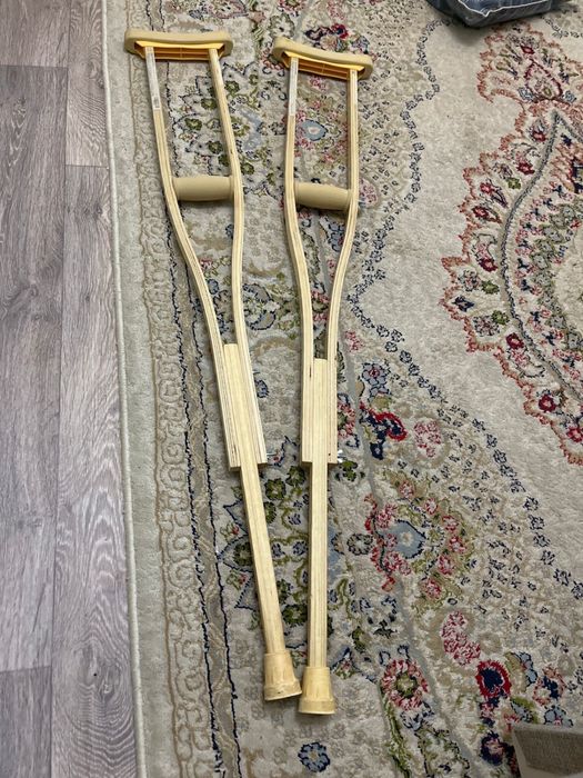 Костыли, корсет для спины