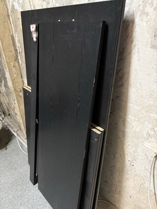 Чёрный письменный стол