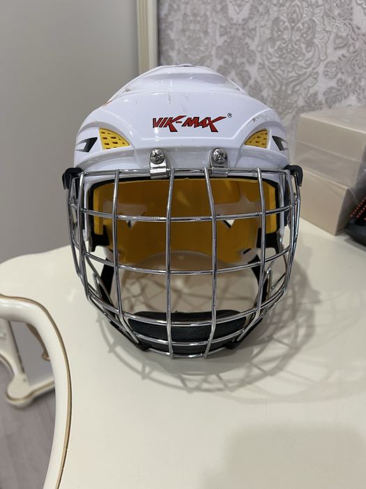 Продается хоккейный шлем