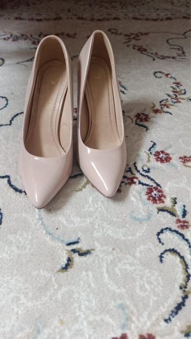Бежевые лаковые туфли