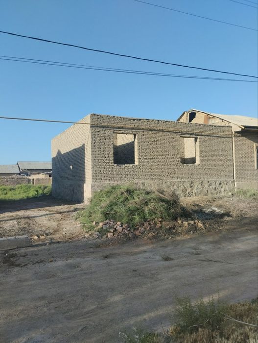 Hovli uchastka sotiladi