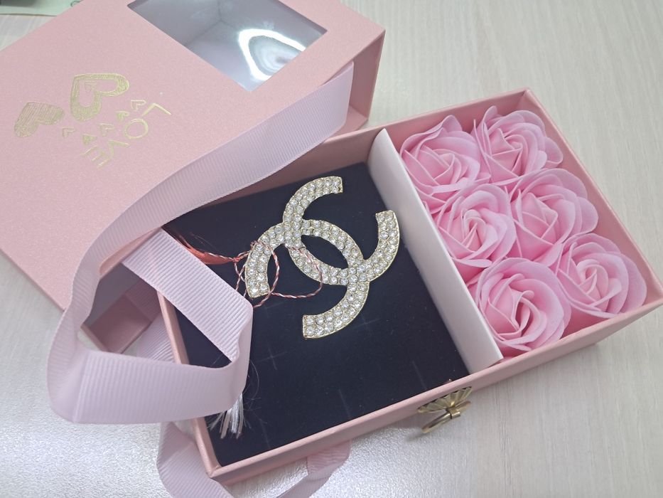 Broșe-mărțișor  în cutie cu 6 trandafiri roz de sapun