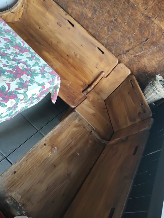Vând biblioteca din lemn și colțar de lemn cu masa