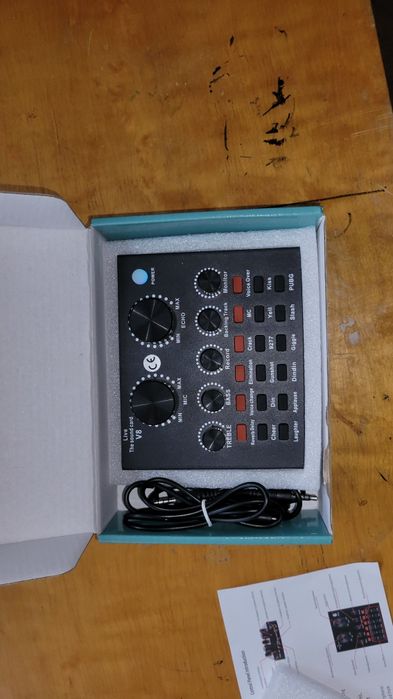 Placă de sunet externă V8 Live Sound Card pentru Streaming / TikTok, cutie completă