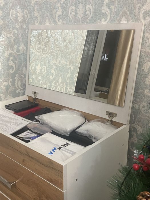 Комод с зеркалом . Продам