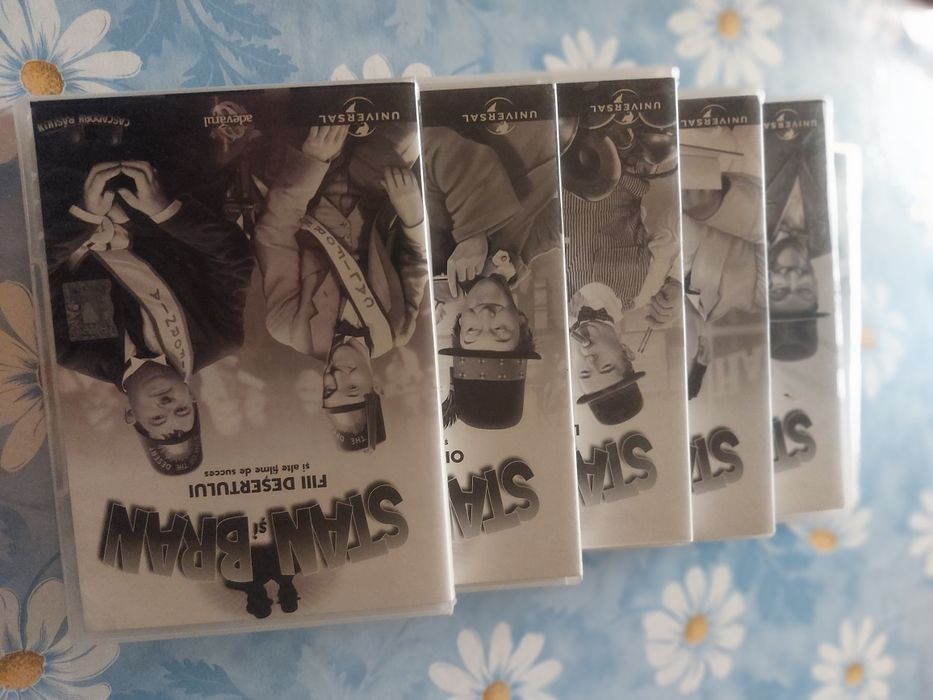 Vând 2(doua) colecții DVD unele dintre ele sigilate .