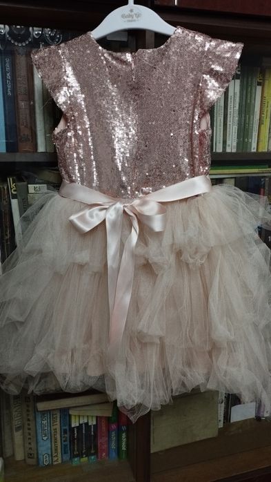 Продам нарядные платья