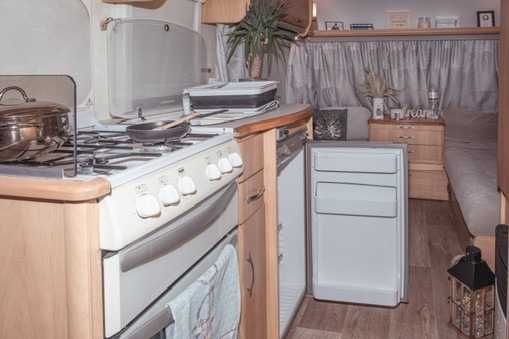 Swift Charisma 540 (2002) 1300kg - Rulota de familie pregătită pentru noi aventuri