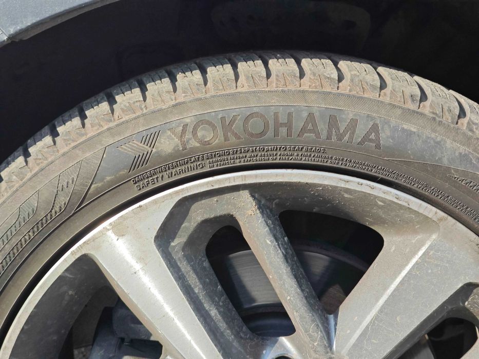 Употребявани зимни гуми Yokohama BluEarth V906 с размер 235/45/18
