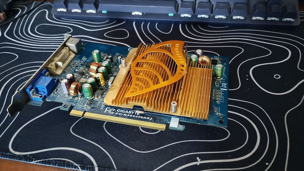 Продам видеокарту 6600GT