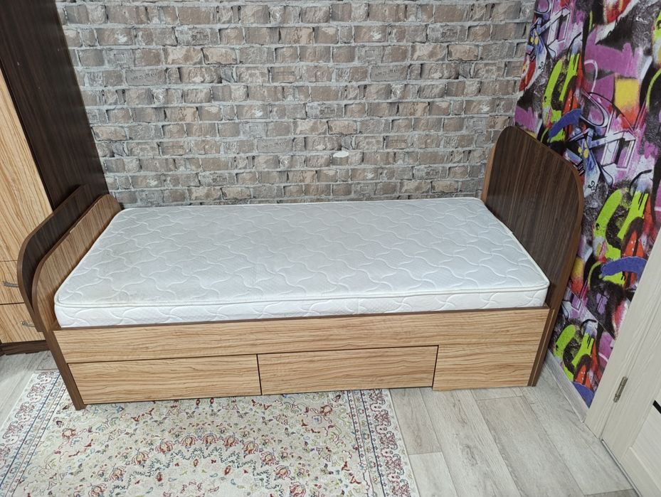 Продаю спальный гарнитур