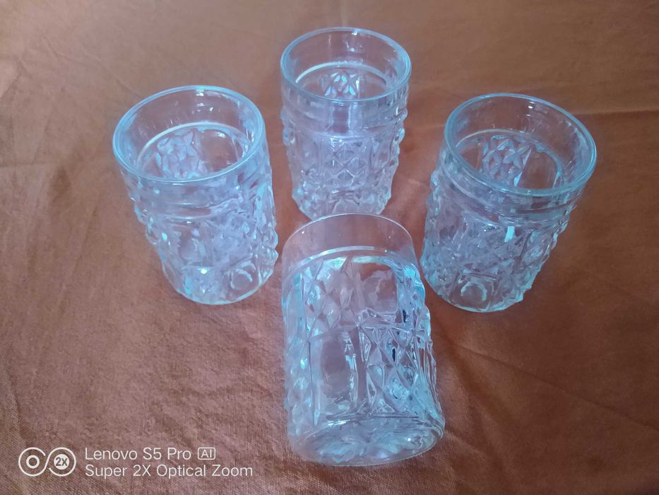 Комплект от няколко стъклени чаши