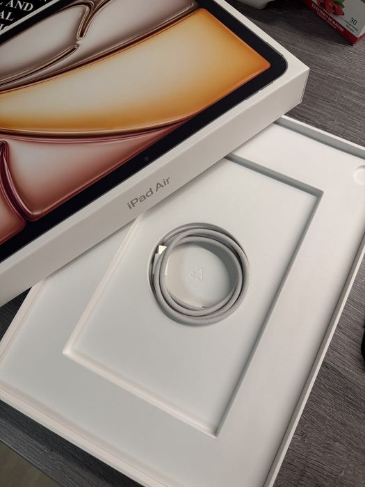 Pachet: iPad Air 11-inch (M3) Wi-Fi, 256GB, Starlight, garantie pana in 01.10.2027; Pencil Pro ; Husa orginala ; Folie de protectie privacy