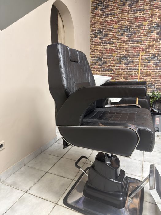 Черен бръснаркси стол