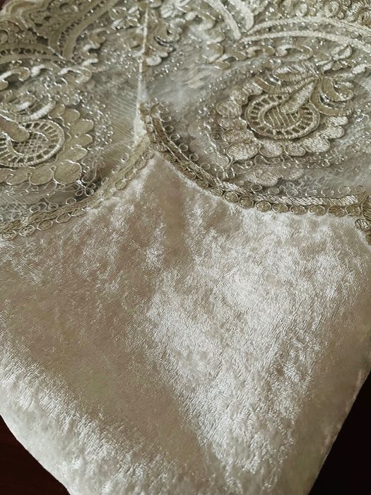 Скатерть в отличном состояние белый и бежевый цвет