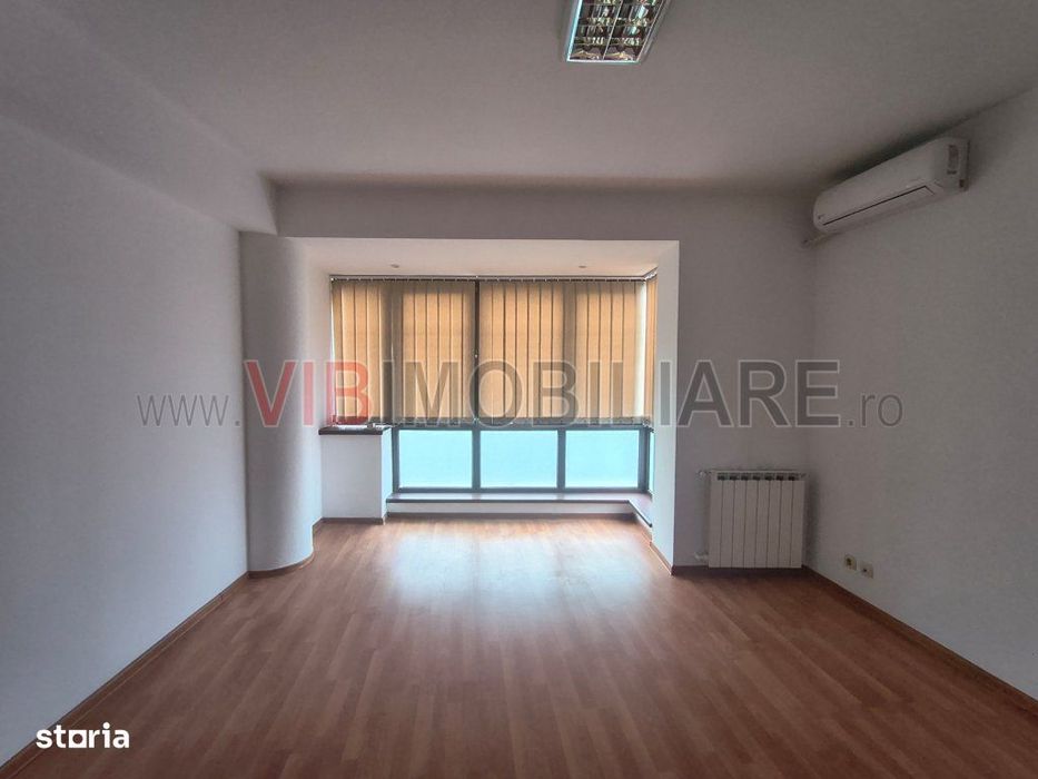 Apartament cu 3 camere, 80 mp, nemobilat - pentru birouri - Zona Piața