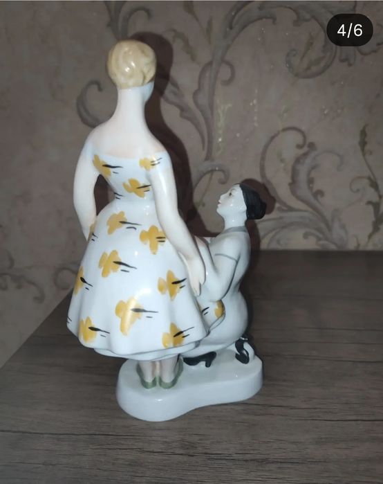 Фарфоровая статуэтка.
