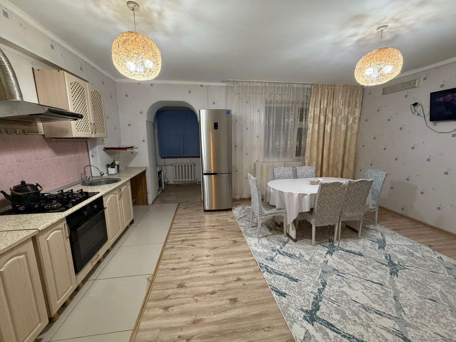 Продам просторную квартиру 4 комнаты, кухня студия