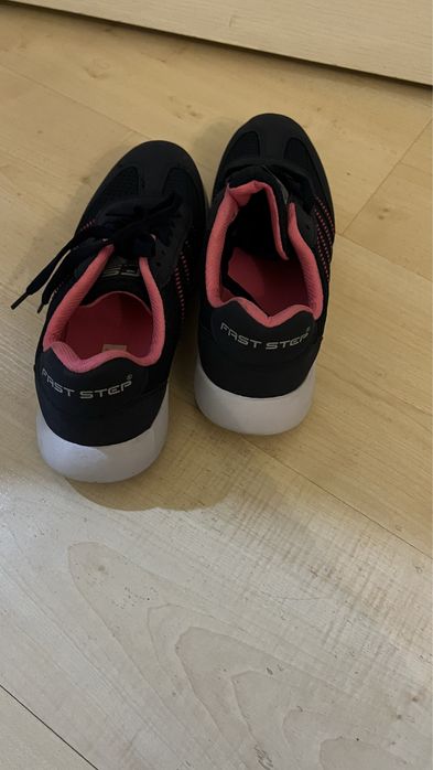 Кроссовки женские