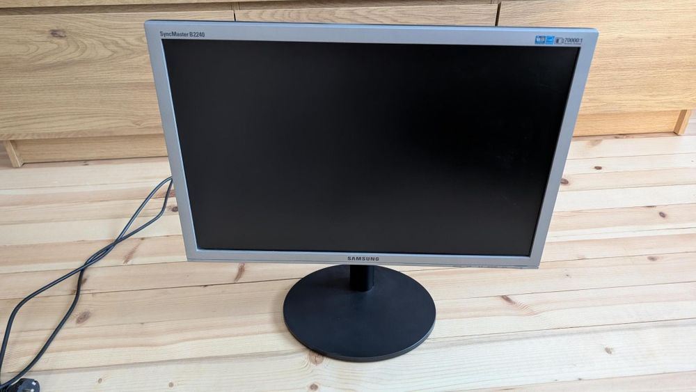 Samsung SyncMaster B2240 22" – запазен монитор, с кабели, без мъртви пиксели